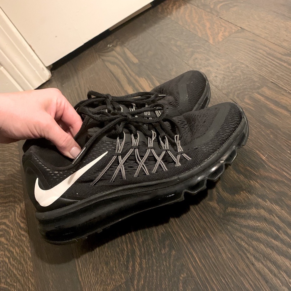 Black and white Nike Air Max 2017 sneakers